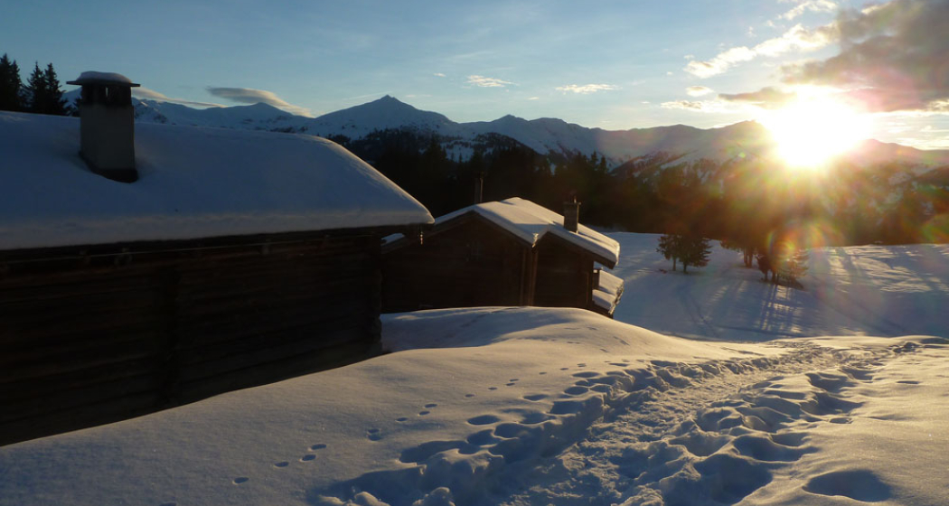 Sonnenuntergang im Maiensässdörfchen 'Tratza'