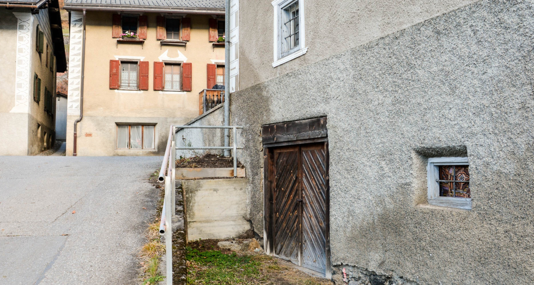 Die seitliche Cuorttüre führt in den Stall.
