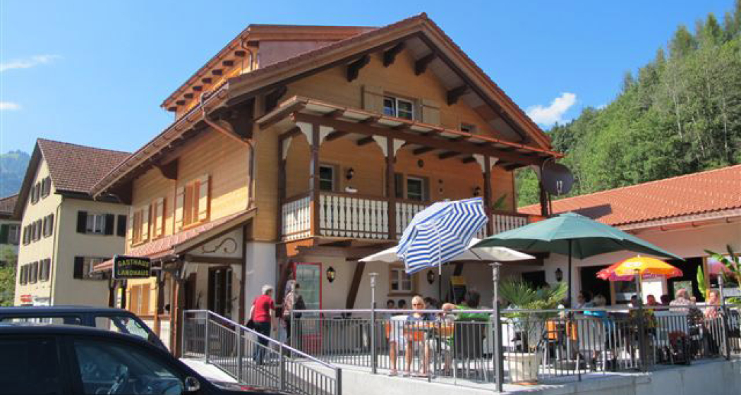 Das Landhaus liegt im Herzen von Jenaz Das Landhaus liegt im Herzen von Jenaz