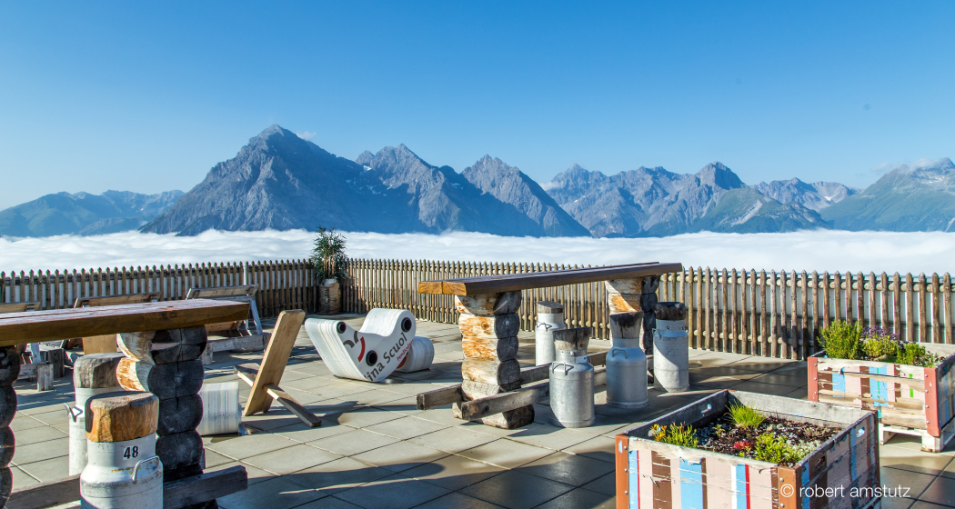 Terrasse auf Motta Naluns im Bergrestaurant La Motta Terrasse auf Motta Naluns im Bergrestaurant La Motta