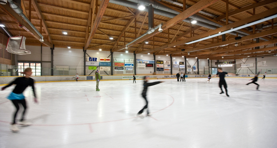 Die Eishalle in Gurlaina Die Eishalle in Gurlaina
