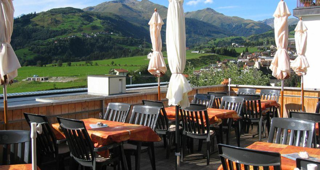Terrasse mit Blick auf Mompe Medel
