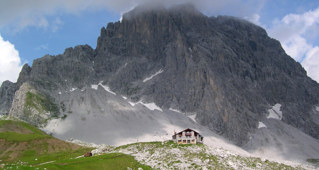 Carschinahütte vor der imposanten Sulzfluh Carschinahütte vor der imposanten Sulzfluh