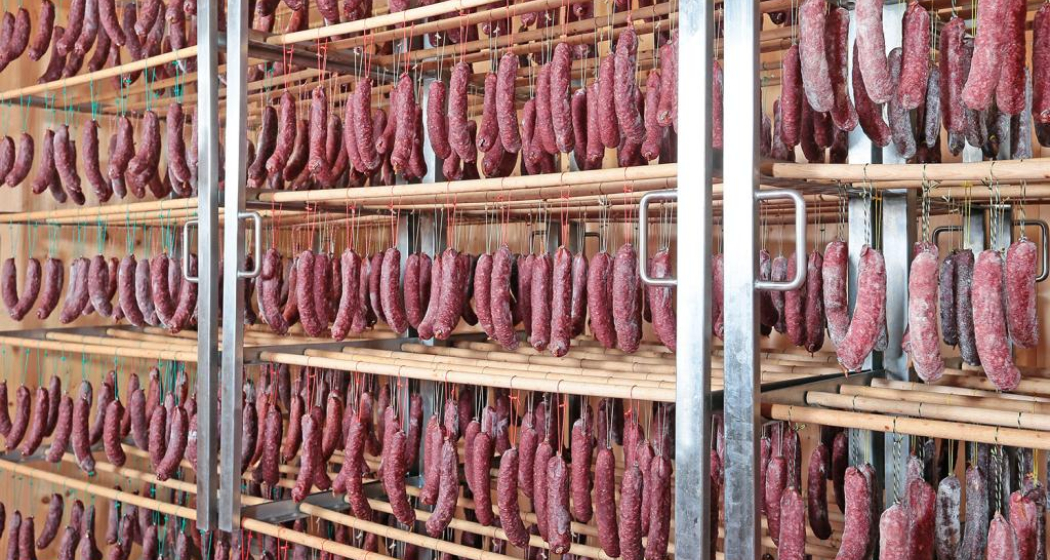 Bald sind die Trockenwürste bereit zum Verzehr Bald sind die Trockenwürste bereit zum Verzehr