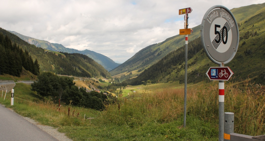 Abzweigung an der Passtrasse bei Tschamut