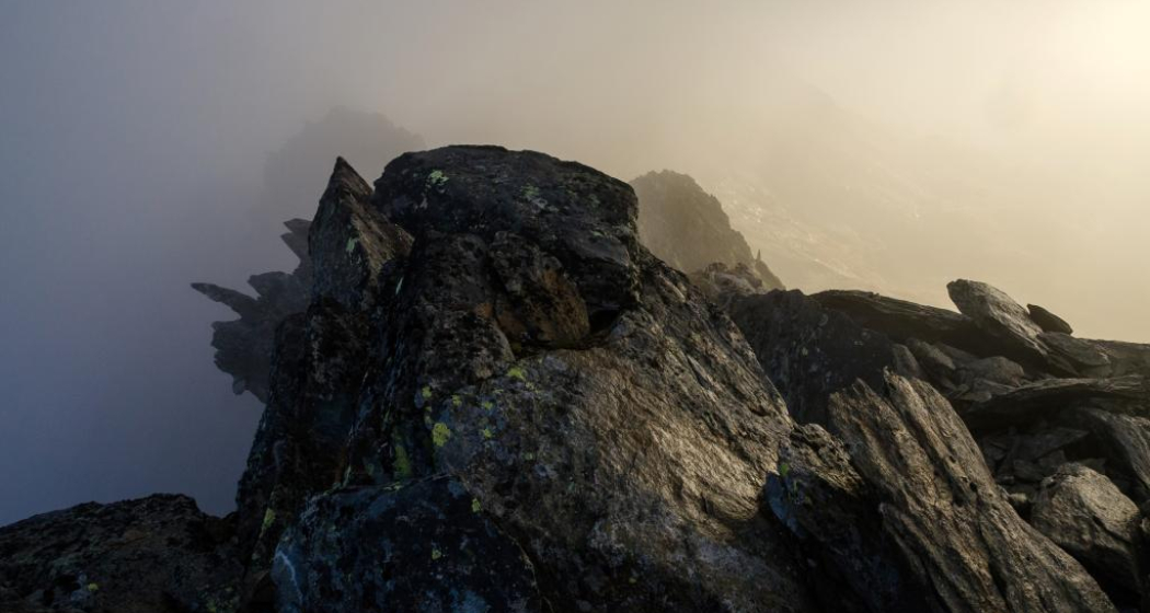 Nebel um umgibt die Hütte