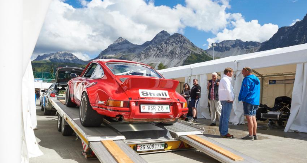 Am Arosa ClassicCar dient der Sportplatz als Fahrerlager Am Arosa ClassicCar dient der Sportplatz als Fahrerlager