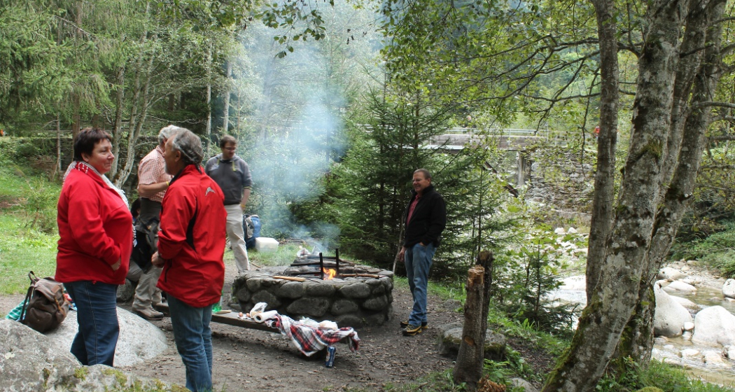Schweizerfamilie-Feuerstelle am rhein Schweizerfamilie-Feuerstelle am rhein