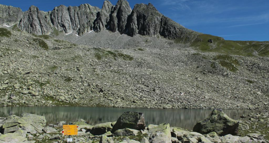 Schroffe Felsen hinter dem See Schroffe Felsen hinter dem See