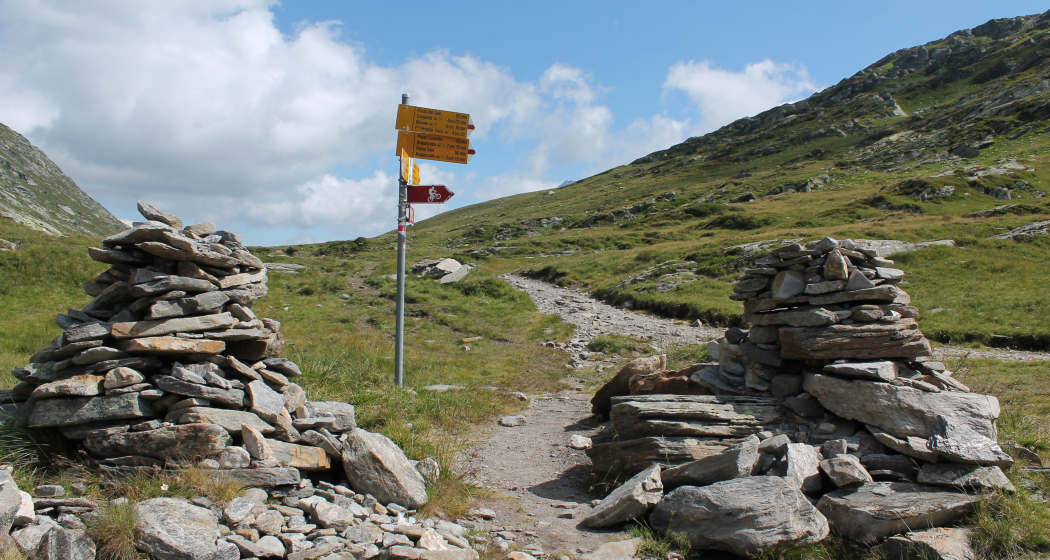 Abzweigung auf dem Passo dell`uomo Abzweigung auf dem Passo dell`uomo
