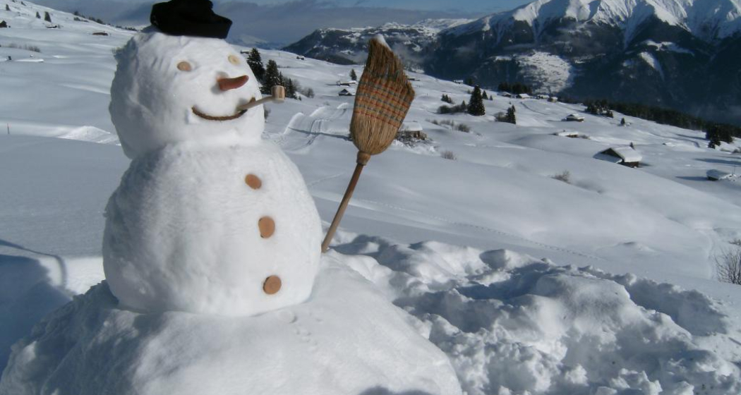 Schneemann zwischen Dultschinas und Parsiras