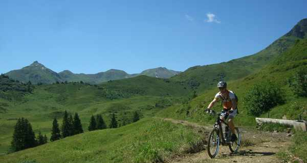 Prächtiger Höhenweg nach der Alp Mädems Prächtiger Höhenweg nach der Alp Mädems