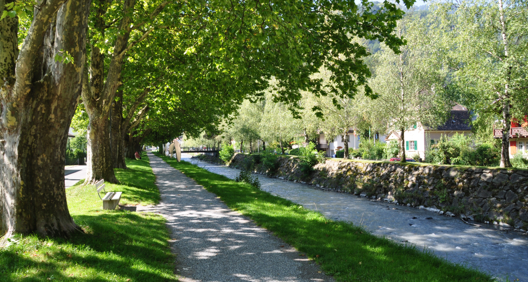 Der Tamina entlang ins Dorf Der Tamina entlang ins Dorf