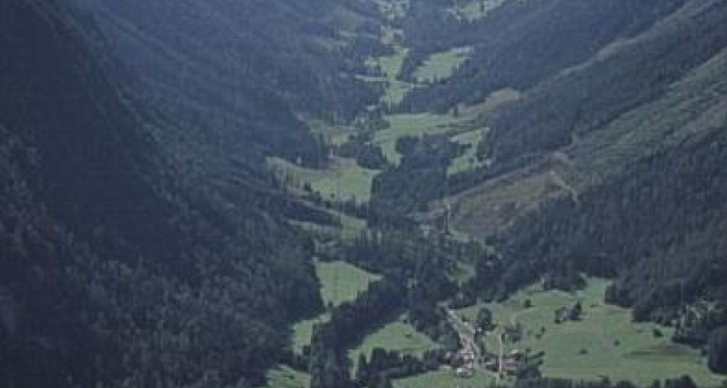 Das Dorf Vättis und der Kunkelspass von oben