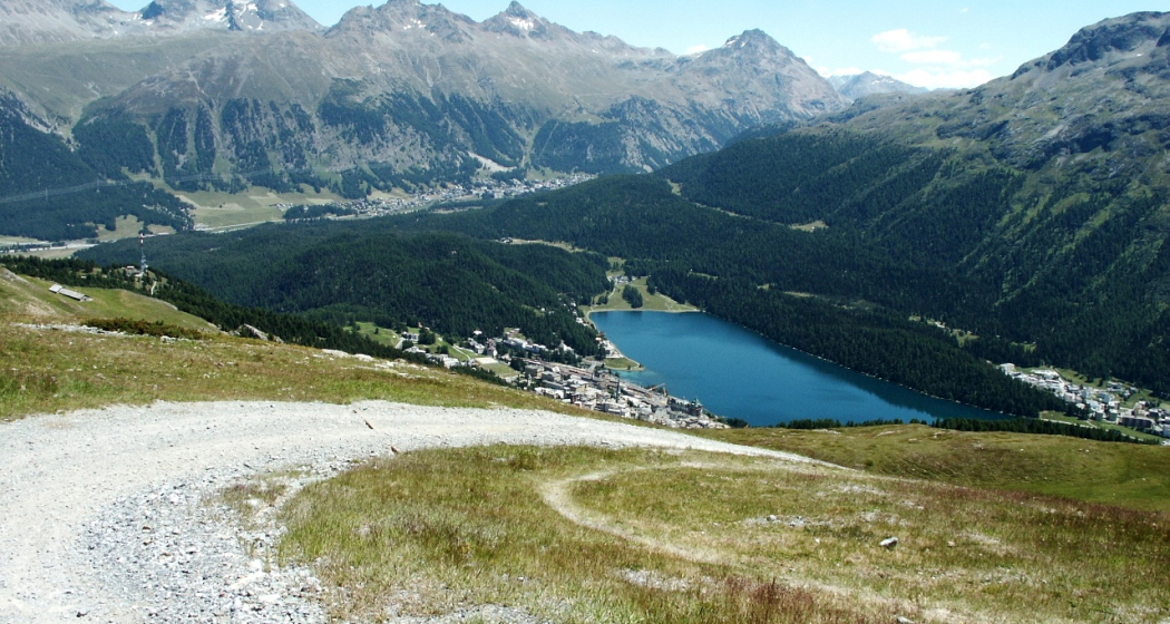 Abfahrt von der Corviglia mit St. Moritzer See Abfahrt von der Corviglia mit St. Moritzer See