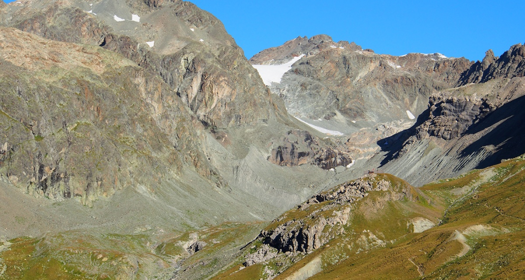 Chamanna Jenatsch mit Piz Calderas und Err Gletscher Chamanna Jenatsch mit Piz Calderas und Err Gletscher