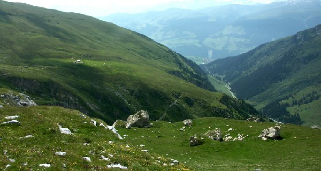 Rubi Sura Alphütte mit Brigels Dorf Rubi Sura Alphütte mit Brigels Dorf