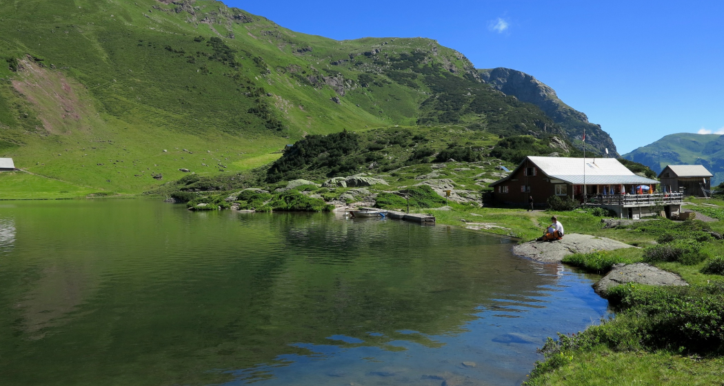 Oberer Murgsee mit Berggasthaus. Oberer Murgsee mit Berggasthaus.