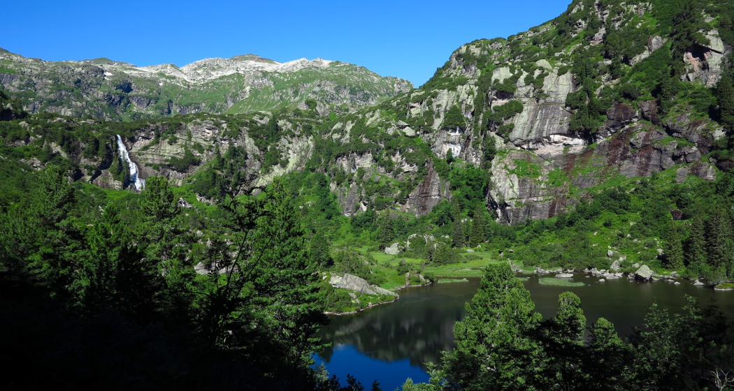 Unterer Murgsee mit Wasserfall. Unterer Murgsee mit Wasserfall.
