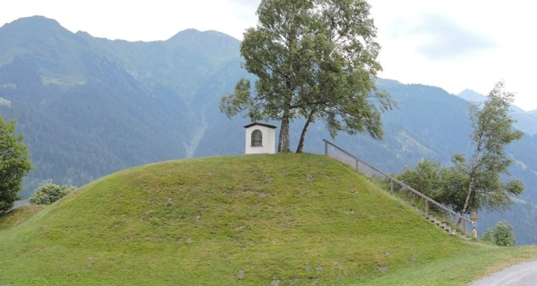 Hügel mit Heiligennische Caplutta Hügel mit Heiligennische Caplutta
