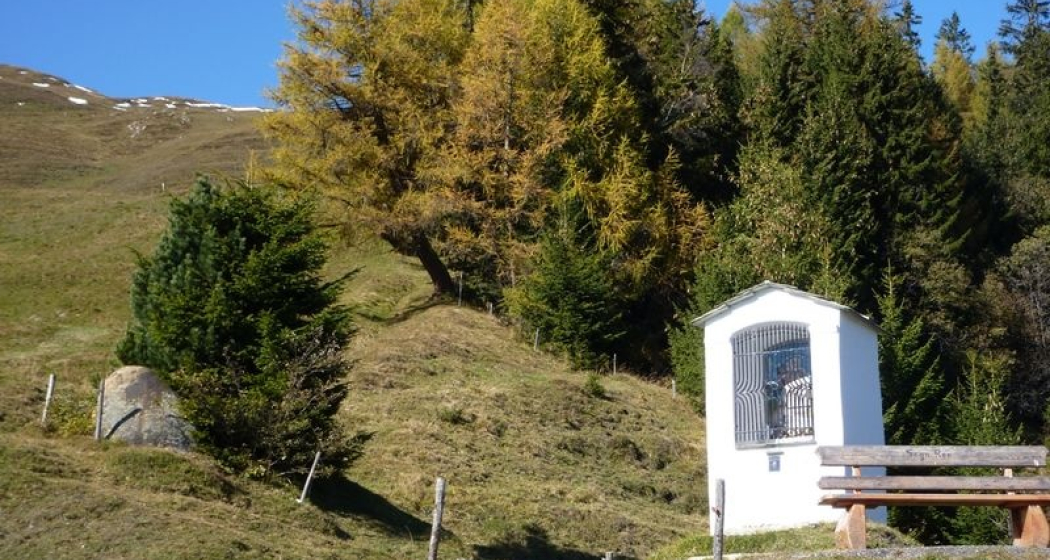 Heiligennische und Findling bei Giatreis Heiligennische und Findling bei Giatreis
