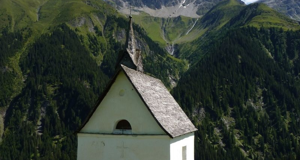 Kapelle Sogn Giusep, im Hintergrund die Wasserfälle Kapelle Sogn Giusep, im Hintergrund die Wasserfälle