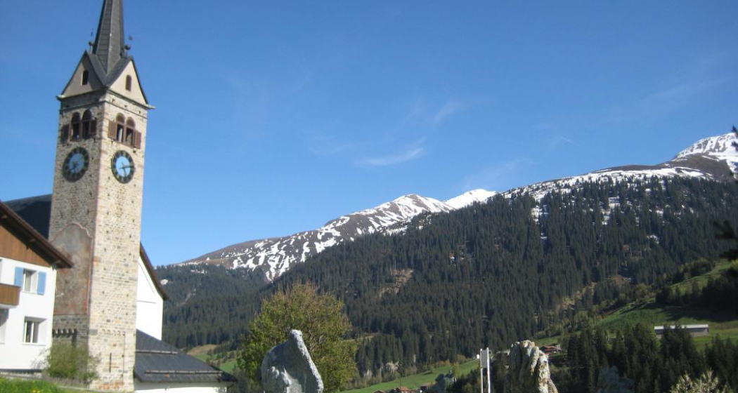 Kirche S. Vigeli mit Steinkreis