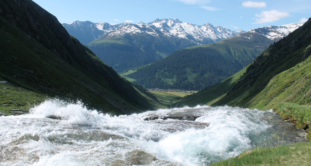Wasserfall mit Blick aus dem Tal Wasserfall mit Blick aus dem Tal
