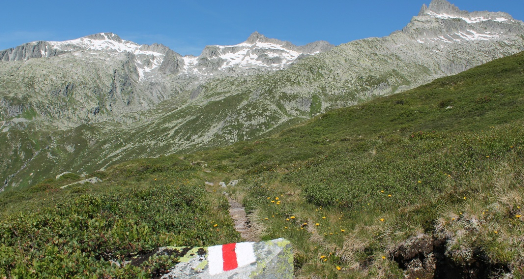 Wanderweg unterhalb der Felskette Wanderweg unterhalb der Felskette