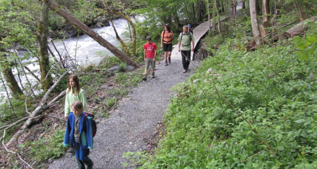 Familie wandert dem Wildbach Seez entlang. Familie wandert dem Wildbach Seez entlang.
