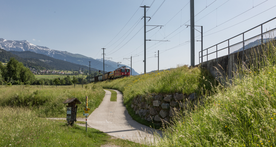 Wanderweg entlang von der Bahnlinie