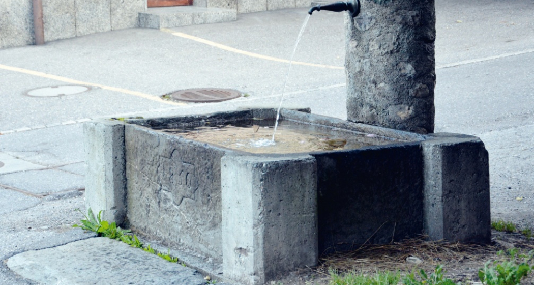 Der einzige historische, teilweise erhaltene Brunnen liegt in der Veia Son Mitgel, hinter der Metzgerei Peduzzi. Der einzige historische, teilweise erhaltene Brunnen liegt in der Veia Son Mitgel, hinter der Metzgerei Peduzzi.