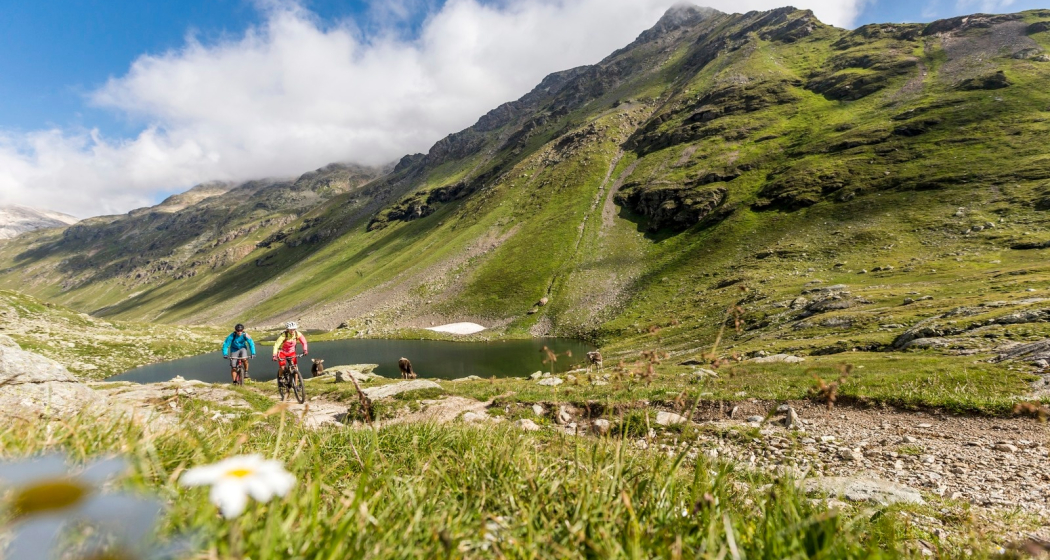ENGADIN St. Moritz: Mountainbiker im Val Minor ENGADIN St. Moritz: Mountainbiker im Val Minor