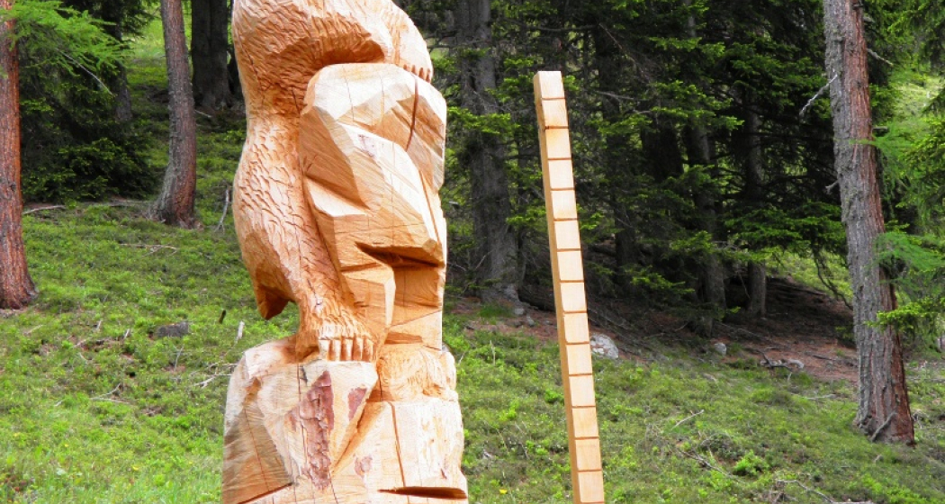 Bärenskulptur im Wald «Il Denter»