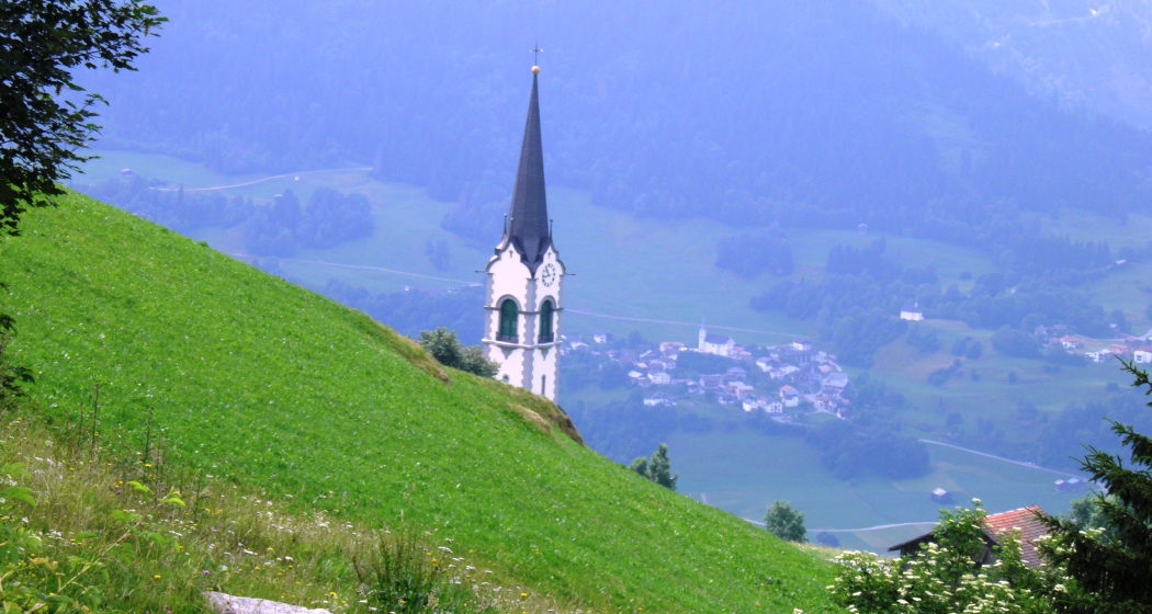 Ladir: ein Dorf am steilen Hang