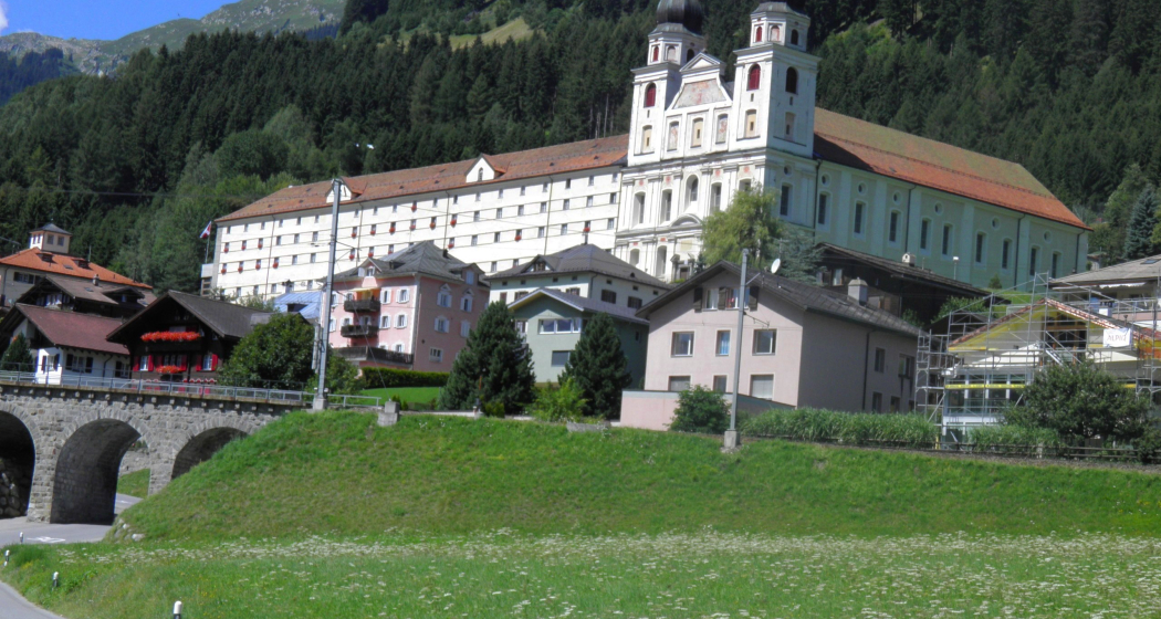 bei Disentis/Mustér begrüsst uns das Kloster bei Disentis/Mustér begrüsst uns das Kloster