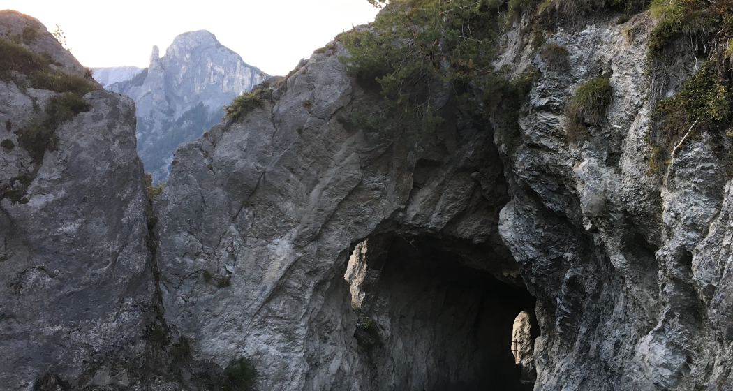 Felstunnel auf dem Abstieg vom Kunkelspass Felstunnel auf dem Abstieg vom Kunkelspass