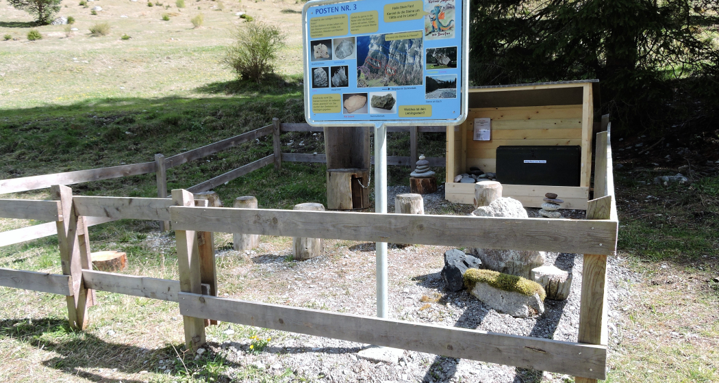 Sagenstation auf dem Sagäweg Vättis Sagenstation auf dem Sagäweg Vättis