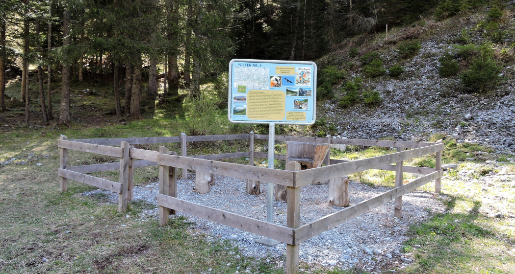 Sagenstation auf dem Sagäweg Vättis Sagenstation auf dem Sagäweg Vättis