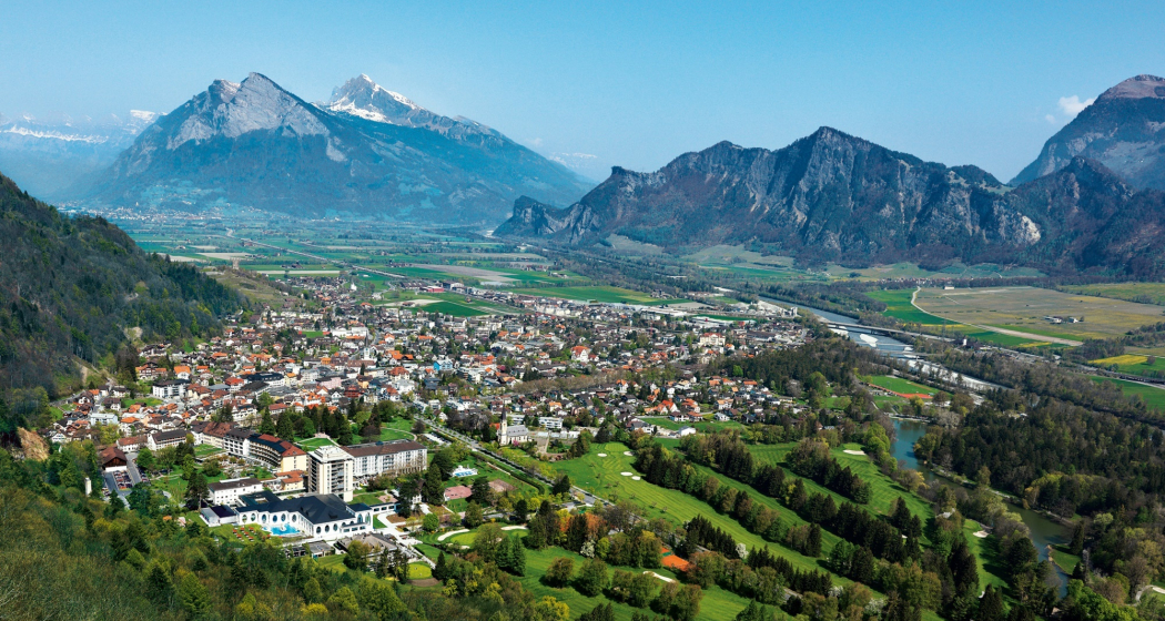 Umgeben von Bergen liegt der bekannte Wellnessort Bad Ragaz. Umgeben von Bergen liegt der bekannte Wellnessort Bad Ragaz.