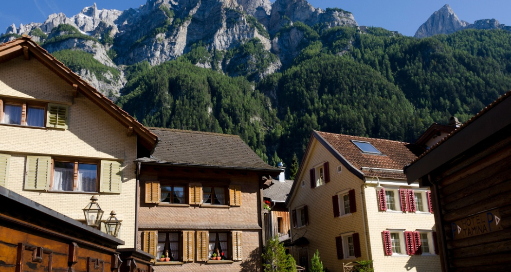 Dorf Vättis mit dem Calanda im Hintergrund Dorf Vättis mit dem Calanda im Hintergrund