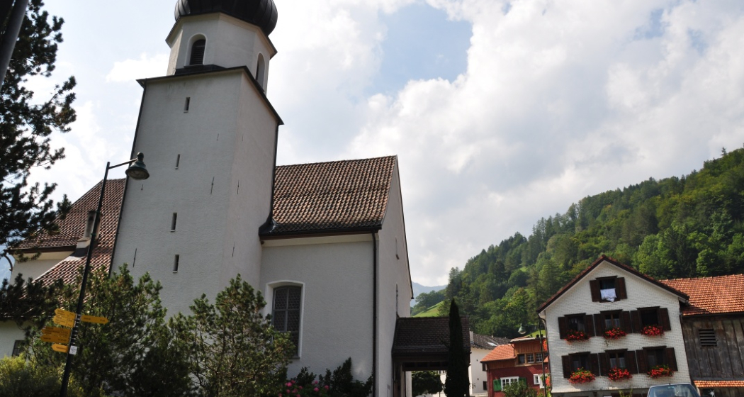 Mitten durch das idyllische Dörfchen Valens Mitten durch das idyllische Dörfchen Valens