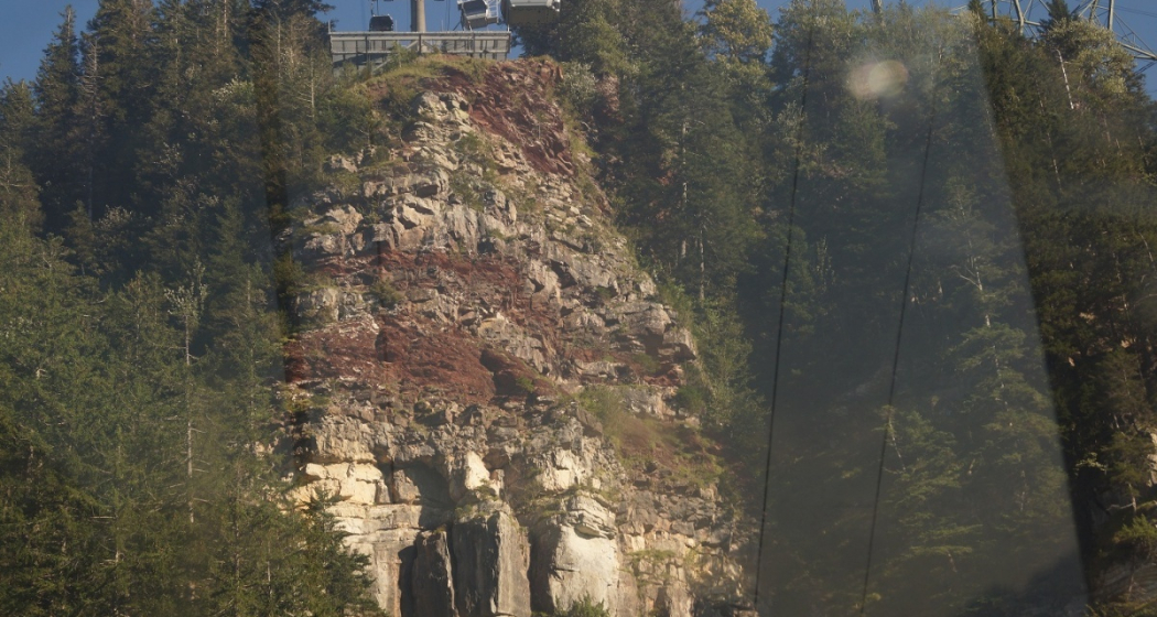 Spektakuläre rote Schiefer und helle Sandsteinschichten wechseln sich ab Spektakuläre rote Schiefer und helle Sandsteinschichten wechseln sich ab