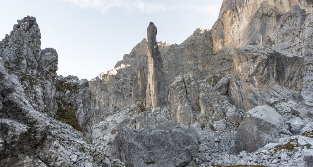 Schijenzan mit Schijenwand im Hintergrund