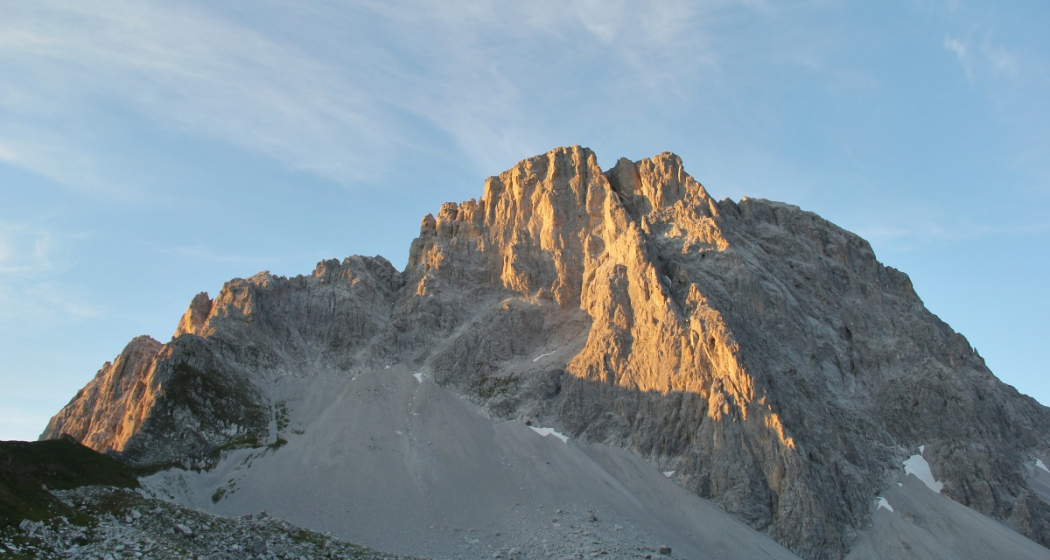 Sulzfluh mit der Route "Südpfeiler" zwischen Abendlicht und Schatten. Sulzfluh mit der Route "Südpfeiler" zwischen Abendlicht und Schatten.