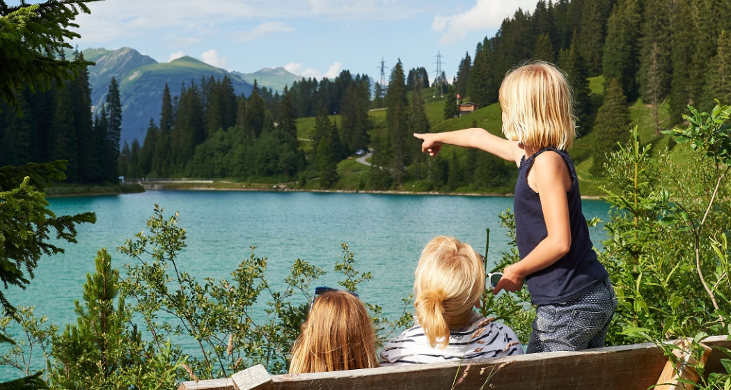 Familie beim Stausee Familie beim Stausee
