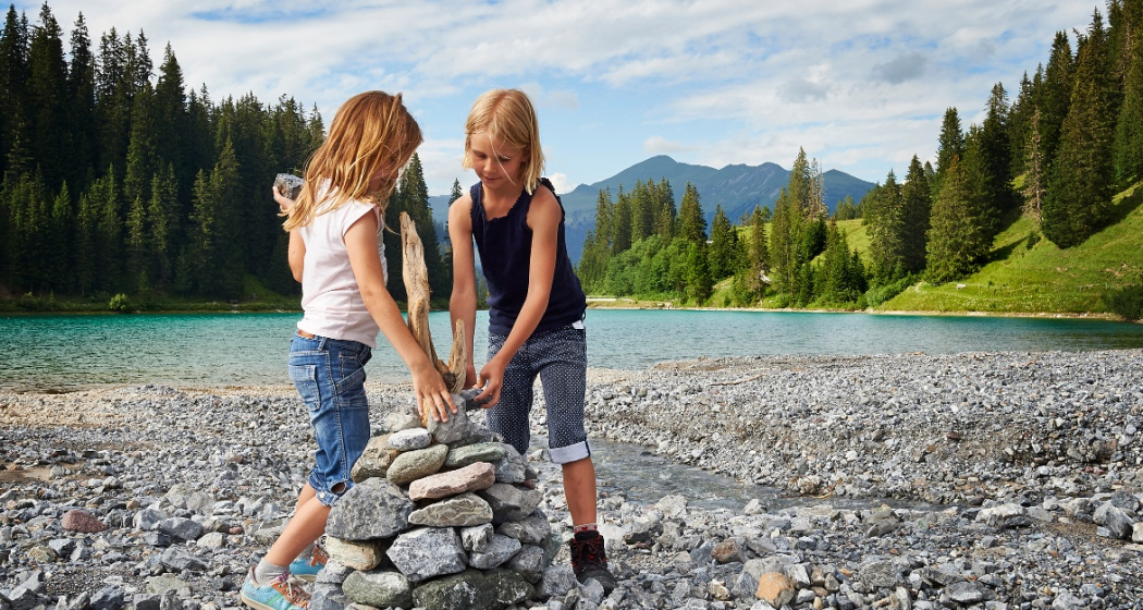 Familie beim Stausee Familie beim Stausee