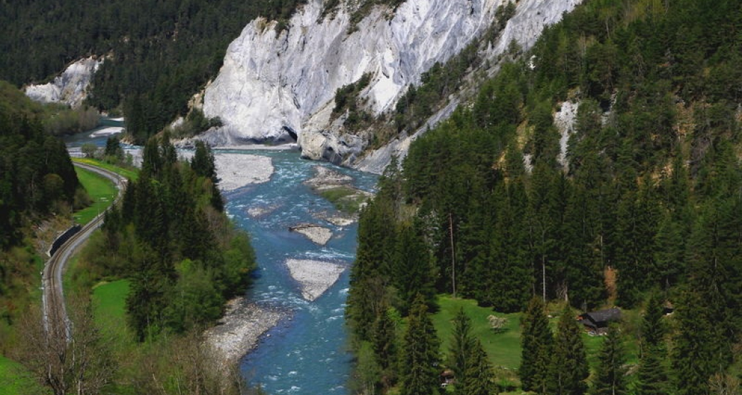Der Rhein schlängelt sich durch die Rheinschlucht. Rundherum Felswände und Wald. Der Rhein schlängelt sich durch die Rheinschlucht. Rundherum Felswände und Wald.
