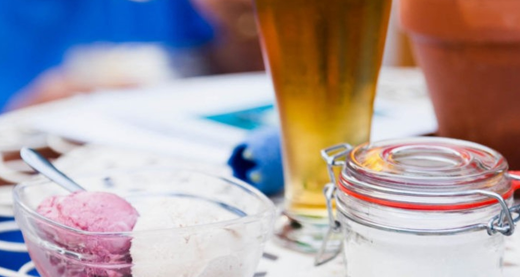 Gedeckter Tisch mit Bier, Eis und Zucher. Gedeckter Tisch mit Bier, Eis und Zucher.