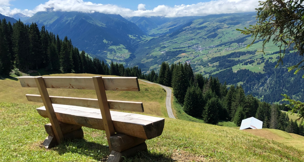 Schöne Aussichtsbank oberhalb von Riein mit Blick in die Val Lumnezia Schöne Aussichtsbank oberhalb von Riein mit Blick in die Val Lumnezia